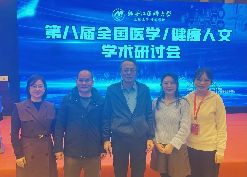 团队与《医学与哲学》常务主编、中华医学会医学伦理学分会原主委赵明杰合影.jpg 无码影片